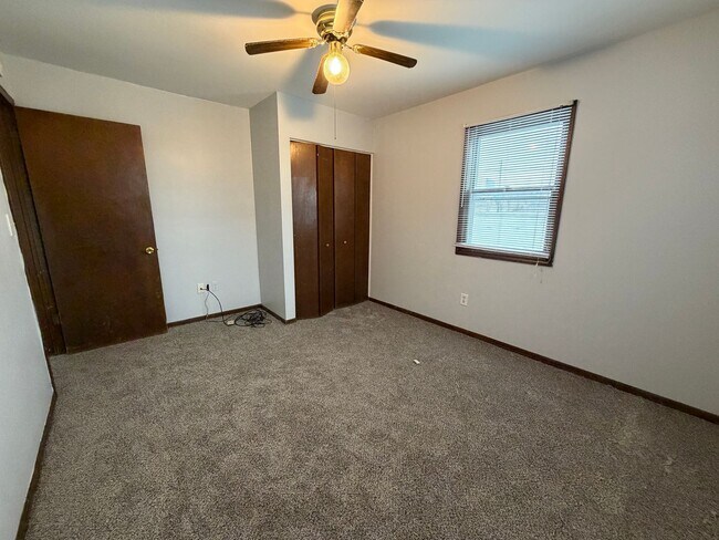 Building Photo - 3992 Camelot Dr SE