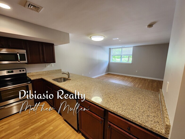 Building Photo - 19 Pond St