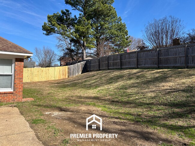 Building Photo - Spacious 3BR Memphis Home | Vaulted Ceilings, Fireplace, 2-Car Garage & Fenced Yard