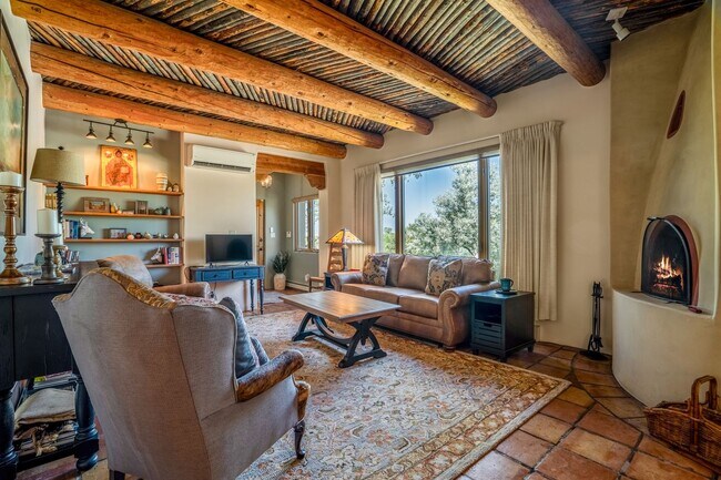 Building Photo - Northside Santa Fe Home