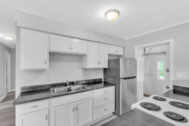 Building Photo - Newly renovated 2 BR / 1 BA Duplex in hear...