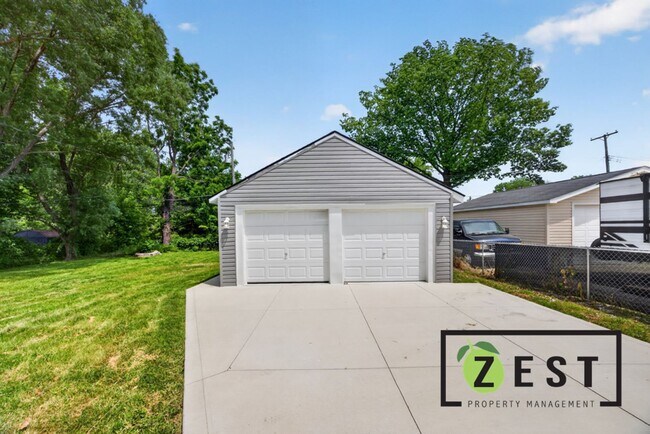 Building Photo - Beautiful Updated 4 Bed 1.5Bath Colonial **Open House Sunday June 21st from 1pm to 2pm**
