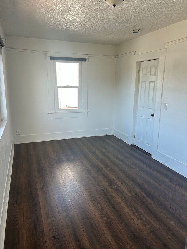 Building Photo - 725 44th St