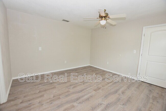 Building Photo - 561 Lake Bonny Dr E