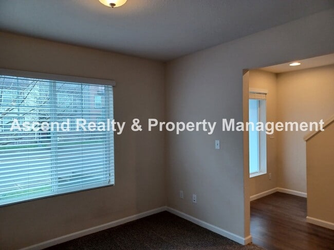 Building Photo - 3 Level End Unit Townhome with Newer Carpe...
