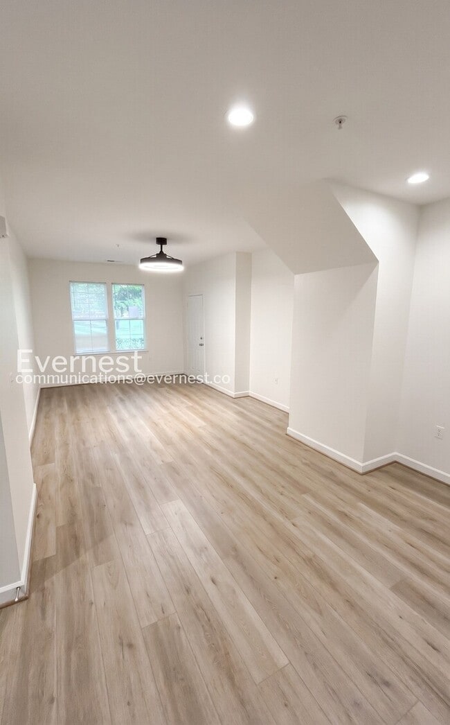 Building Photo - 1 Bed/1 Bath Condo with Community Amenities / Pet-Friendly / Available Now!