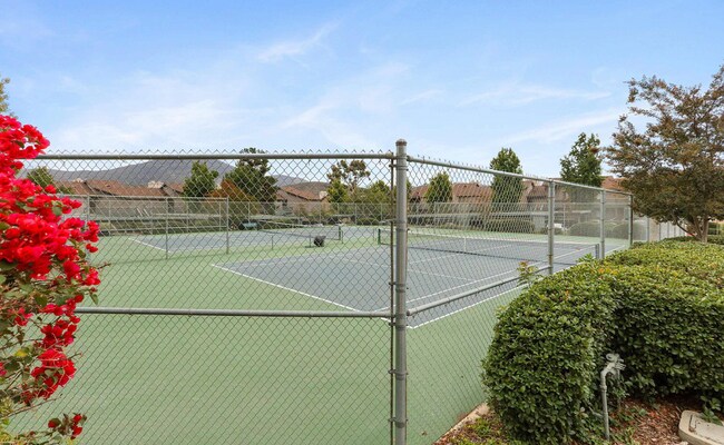 Building Photo - Spacious Condo w/ Washer/Dryer, A/C & View!