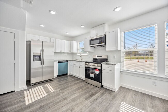 Building Photo - Your Dream Home Awaits!