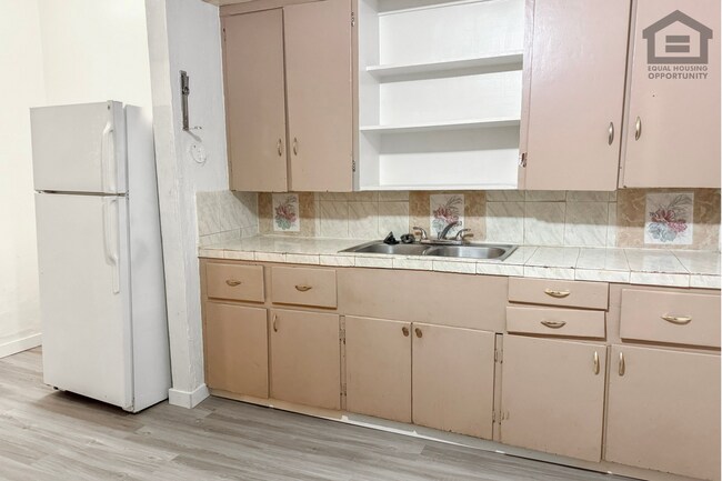 Building Photo - 903