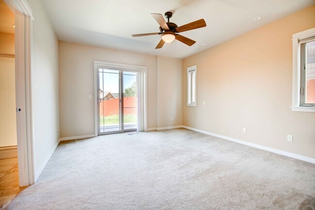 Building Photo - 3 bed/2.5 w/garage in Desirable Barton Cro...