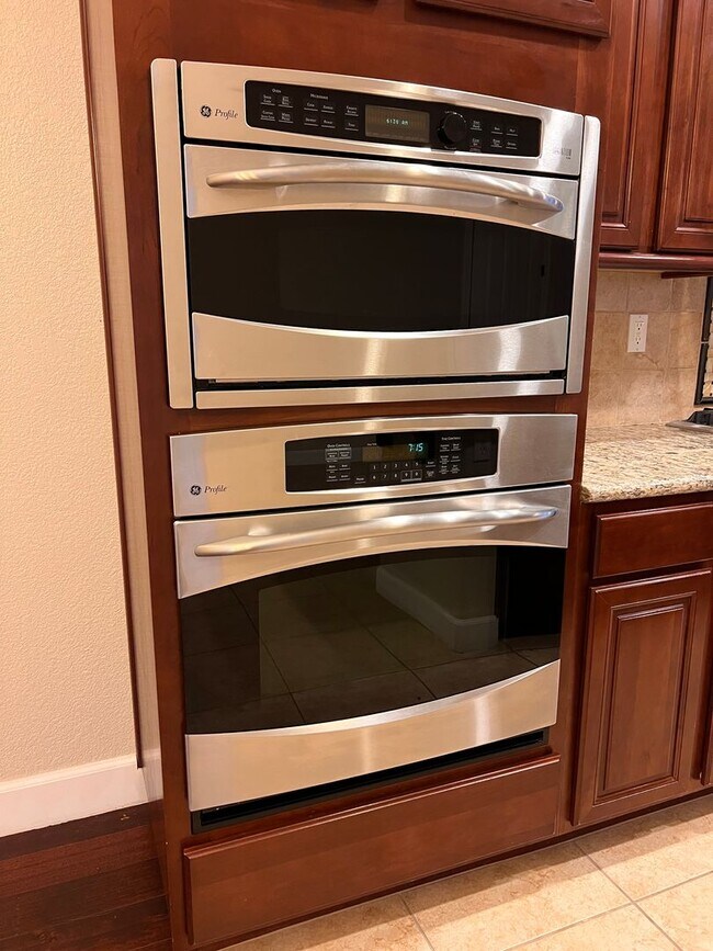 Building Photo - Large Home located in the Gated Community of Dorado in S. Reno