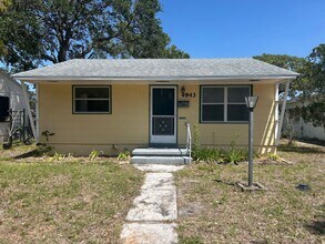 Building Photo - Quaint 2/1 in a great neighborhood located...