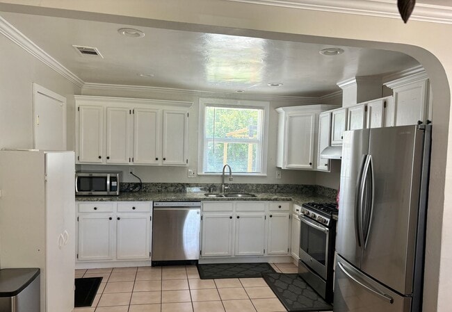 Building Photo - Adorable 3/1 w/Amazing Fenced Yard!  PLEASE READ ENTIRE AD FOR VIEWINGS