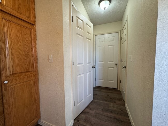 Building Photo - Spacious 3 bedroom, 2.5 bathroom Duplex