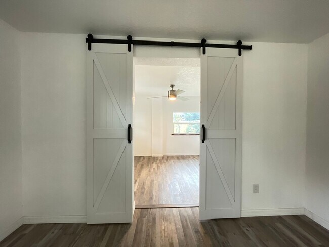 Building Photo - Beautifully Renovated 2/1 Duplex in Lake H...