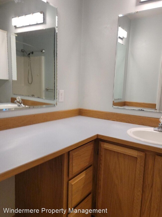 Building Photo - 3 br, 2.5 bath House - 943 NE Winston Drive