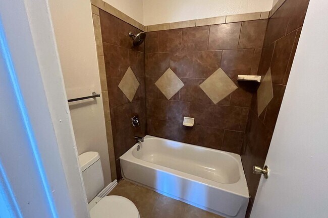 Building Photo - 3600 Jeanetta St