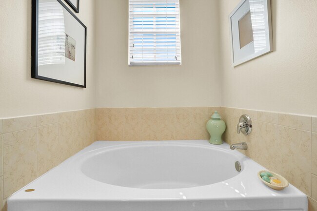 Building Photo - 468 Marbella Dr