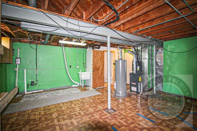 Building Photo - 3 Bedroom / 1 Bath Home Minutes from Hartm...