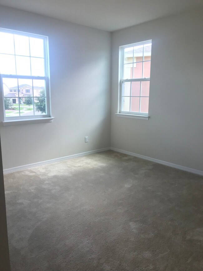 Building Photo - 5 Bedroom 4 Bathroom Family Home at Windst...