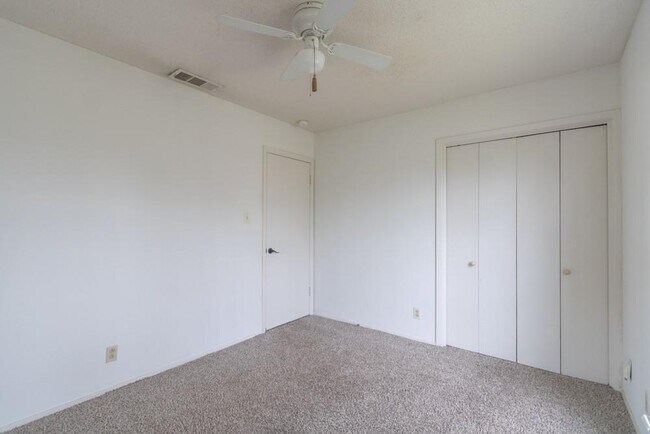 Building Photo - 8110 Exmoor Dr