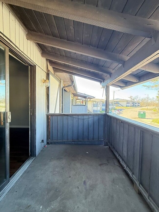 Building Photo - 1 Bed/ 1 Bath Condo!  Harding / Southern Hills Area!  Pets ok!