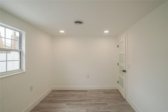 Building Photo - 985 Liberty St