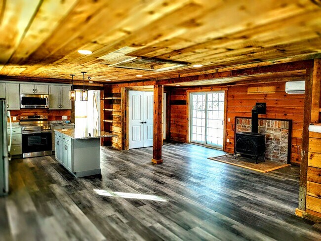 Open-concept living/dining area - 94 Cross Rd