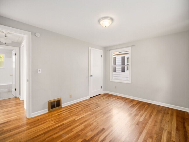 Building Photo - 2716 W Everett Ave