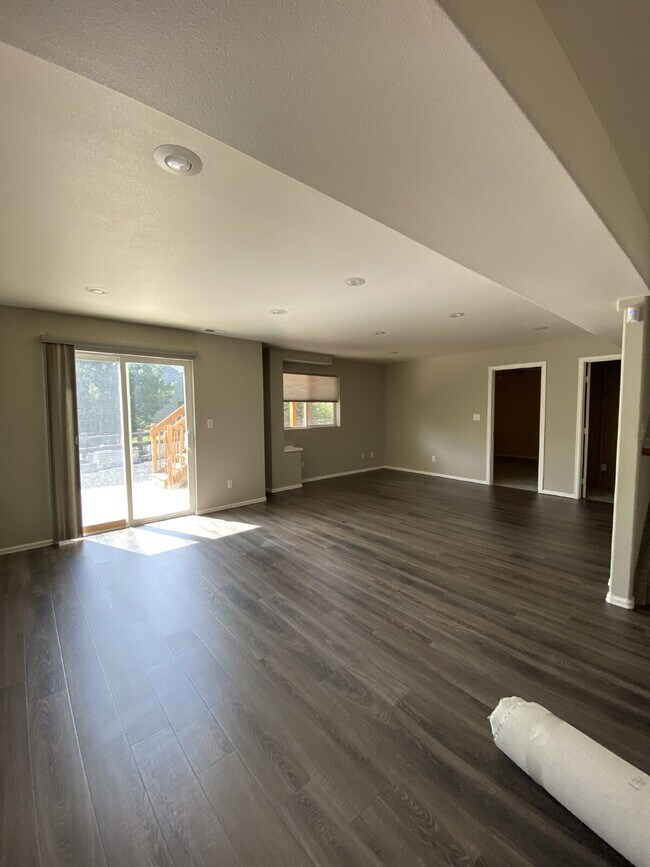 Building Photo - 5 bedroom - Oxbow