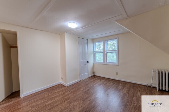 Building Photo - 2900 E Strathmore Ave