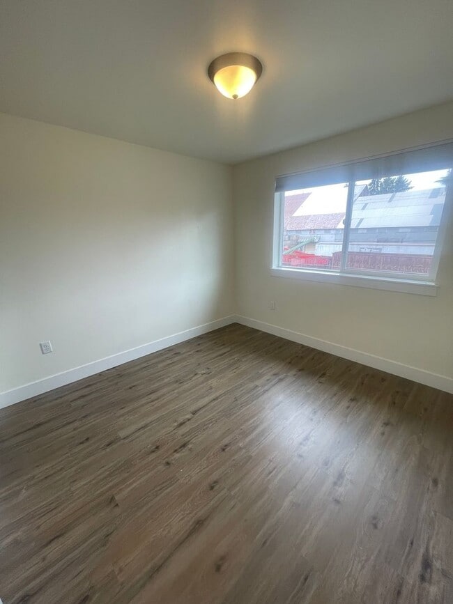 Building Photo - Stunning Three Bedroom Town Home In Lebanon OR!