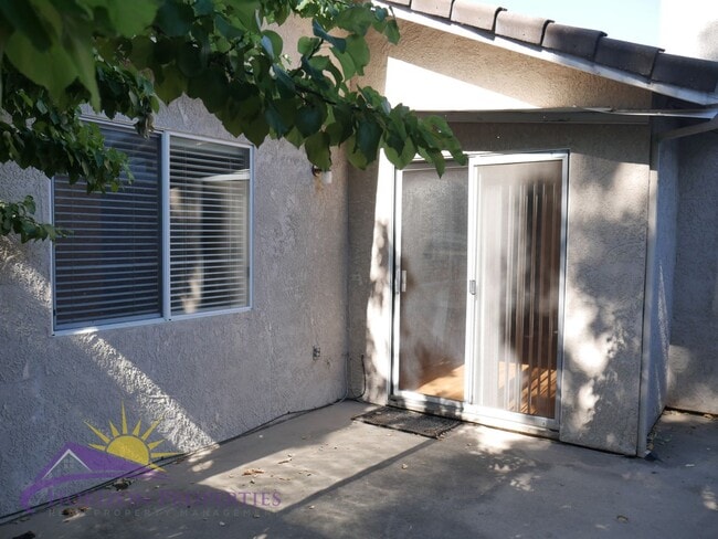 Building Photo - Open 3 Bed 2.5 Bath 1,959 Sq. Ft. Antelope Home