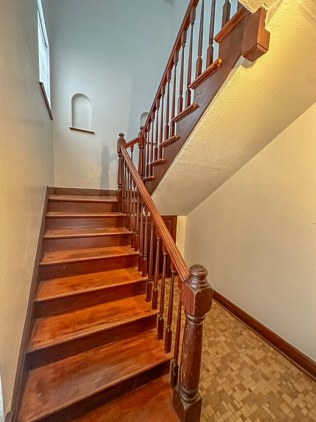 Building Photo - 1206 S Broadway Ave
