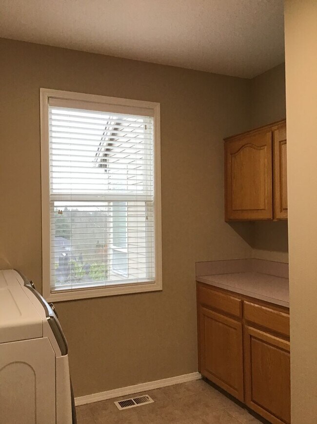 Building Photo - For Rent - Exceptional Murrayhill Location...