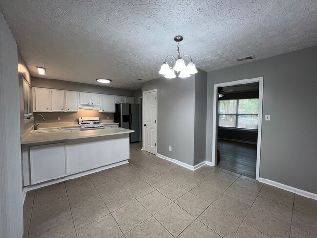 Building Photo - 3 bedroom 2 bath home in Village Green
