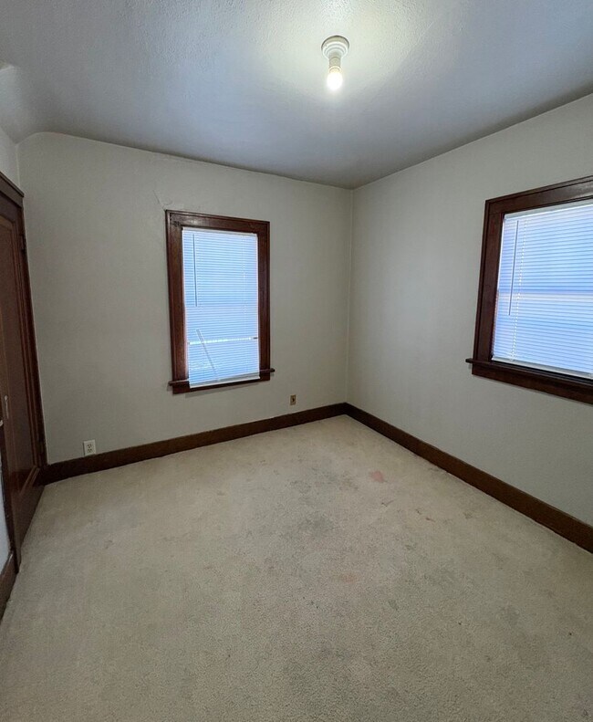 Building Photo - House- NW