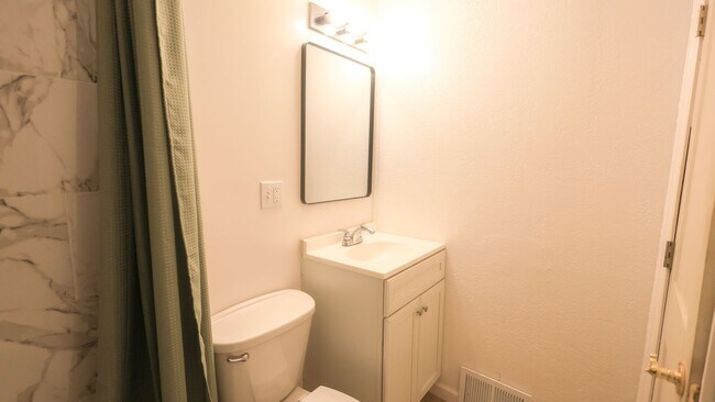 Building Photo - 3 bedroom 2 bathroom Available in Lorain!