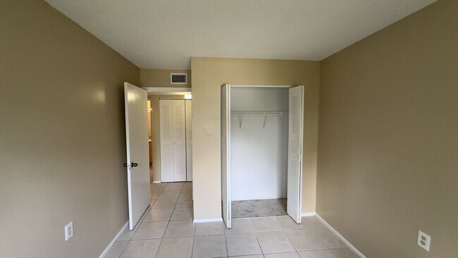 Building Photo - Charming 2-Bed Condo Retreat in West Palm Beach – Cozy Living Awaits!