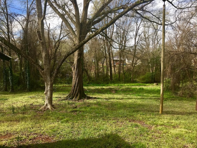 Building Photo - Beautiful 2 Bedroom 1 Bathroom Home with S...