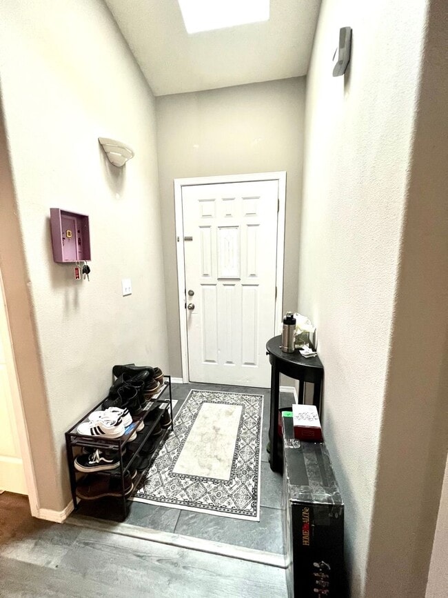Building Photo - Remodeled 3-Bedroom Duplex Home in North G...