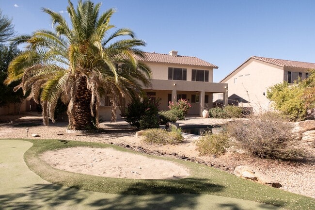 Building Photo - Stunning 5 bed/ 3.5 Bath in Pleasant Valley