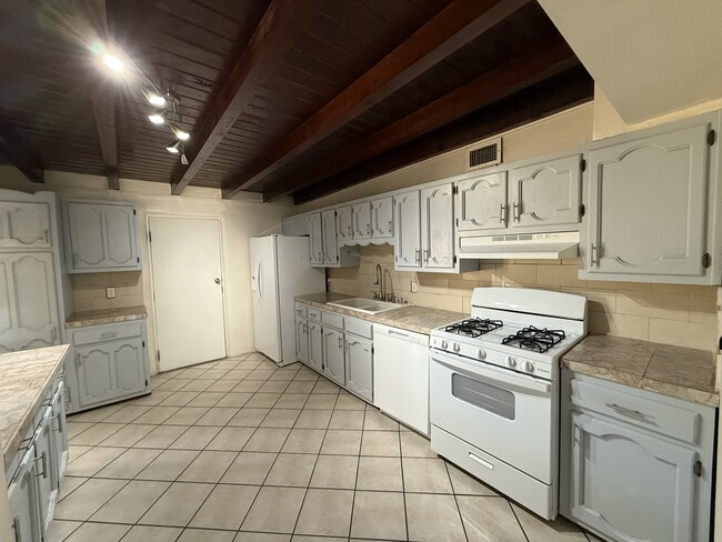 Building Photo - 2834 Montclaire Dr NE