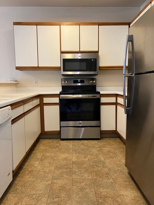 Building Photo - Updated 2 Bedroom, 2 Bath Condo in Gated C...