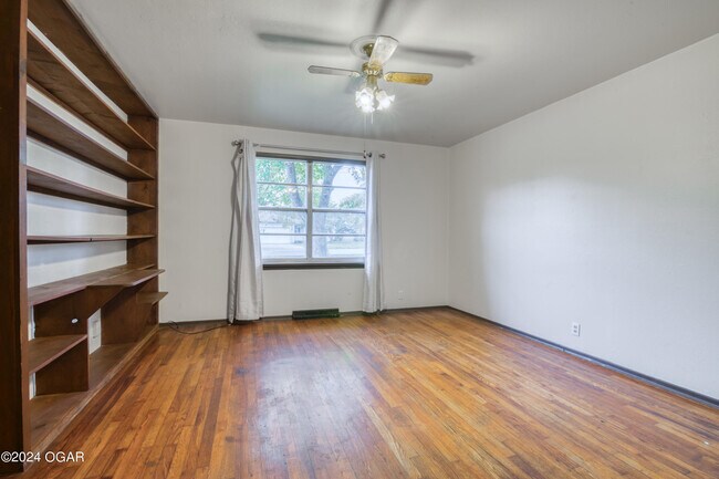Building Photo - 2404 Iron Gates Rd