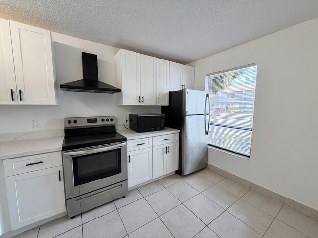 Building Photo - 799 Hill Dr