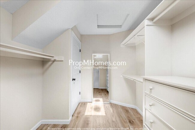 Building Photo - 17981 SW Meadowlark Ln