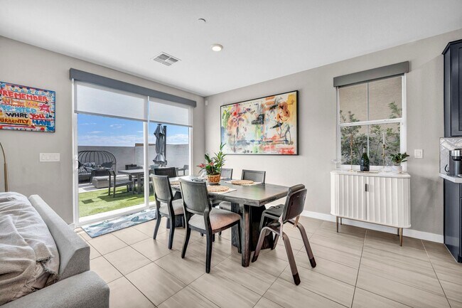 Building Photo - Spacious 5-Bedroom Home with Loft, Pool & Mountain Views