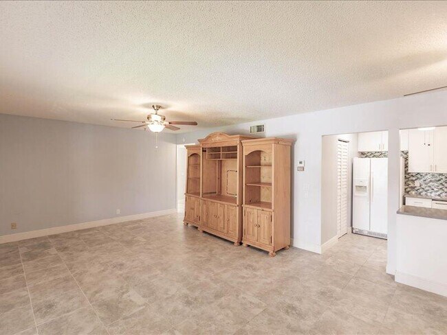 Building Photo - 231 Pine HOV Cir