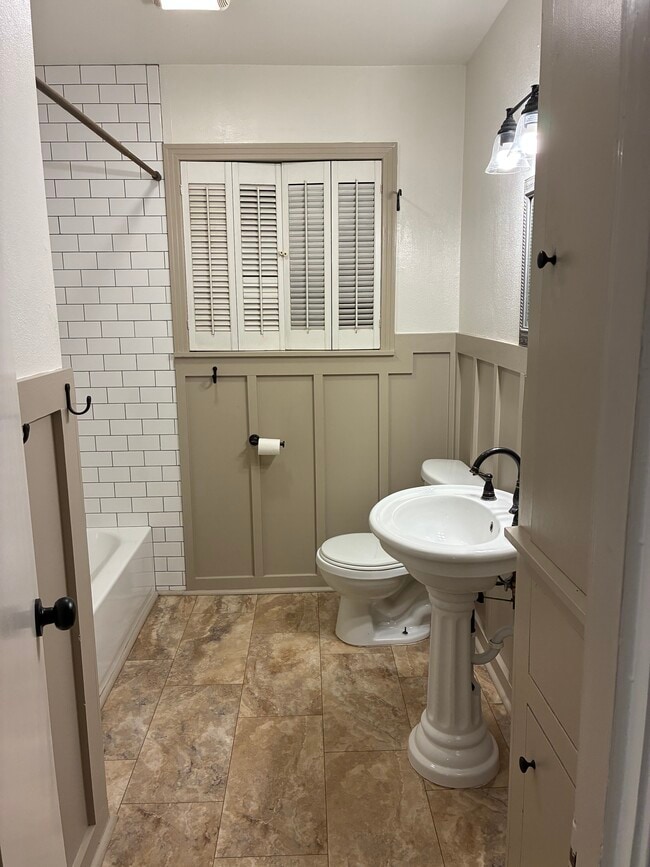 Building Photo - 404 Arizona Ave